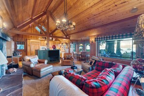 Smart TV, fireplace, offices - Homewood Lakefront by AvantStay | Private Beach & Lake Access + Views! (Homewood)