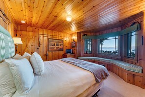 5 bedrooms, desk, iron/ironing board, travel cot