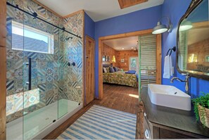 Douche, séchoir à cheveux, serviettes fournies