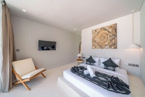 Villa de lujo, vista a la alberca | 4 habitaciones, caja de seguridad en la habitación y escritorio 