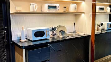 Kühlschrank, Mikrowelle, Ofen, Wasserkocher