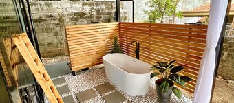 Cozy Tiny Home in Davao City center with Outdoor Hot Tub