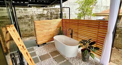 Cozy Tiny Home in Davao City center with Outdoor Hot Tub