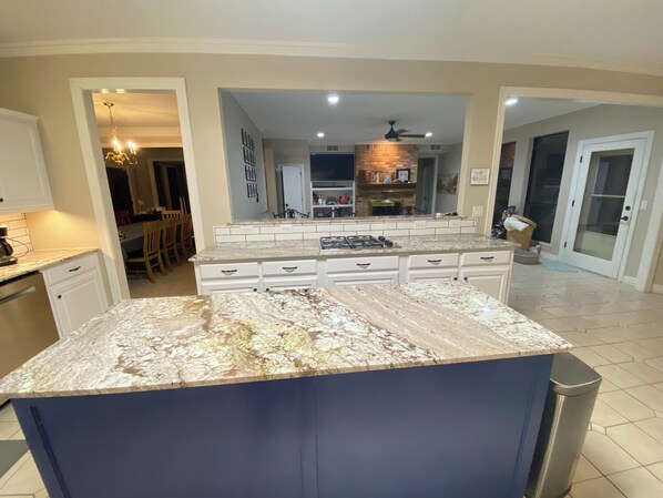 Mikrowelle, Ofen, Herdplatte, Geschirrspüler