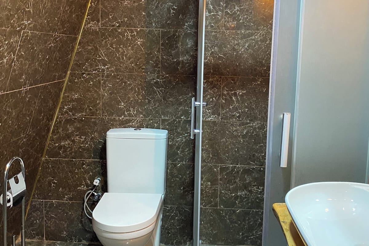 Habitación clásica, balcón, vista al mar | Ropa de cama de alta calidad y minibar