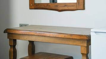 Quarto casal, sacada, vista para o mar | Roupas de cama premium, frigobar, espaço de trabalho para notebook