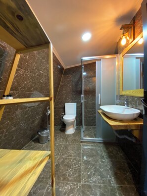 Quarto triplo luxo, sacada | Banheiro | Chuveiro, secador de cabelo, roupões de banho, chinelos