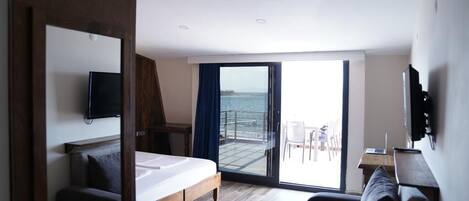 Premium bedding, minibar, laptop workspace, rollaway beds