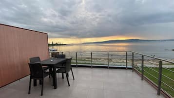 Doppelzimmer, Balkon, Meerblick | Terrasse/Patio