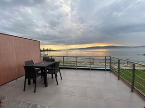 Kahden hengen huone, parveke, merinäköala | Terassi/patio