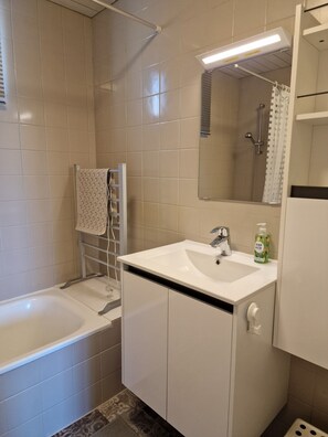Bathroom - Charming studio in enchanting Hotton with WiFi access (Hotton)