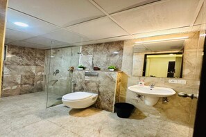 Haartrockner, Bidet, Handtücher, Seife
