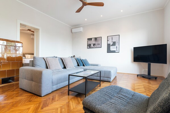 Deluxe-Apartment, Nichtraucher | Wohnbereich | Flachbildfernseher