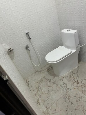 Articles de toilette gratuits, sèche-cheveux, serviettes fournies, savon