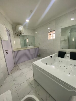 Apartment, Balkon | Badezimmer | Handtücher, Toilettenpapier