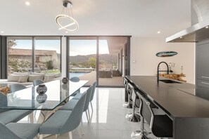 Kühlschrank, Mikrowelle, Espressomaschine, Wasserkocher