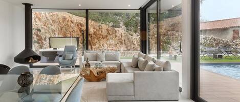 Deluxe-villa | Opholdsområde | Fladskærms-tv, gulvvarme