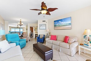 Condo com design assinado, 3 quartos, cozinha, vista para a praia | Sala de estar | Smart TV 65 polegadas com canais a cabo