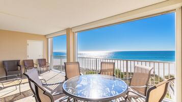 Condo com design assinado, 3 quartos, cozinha, vista para a praia | Sacada