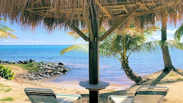 Plage, chaises longues, serviettes de plage