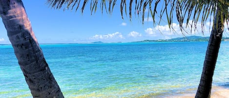 Rannalla, aurinkotuoleja, rantapyyhkeitä