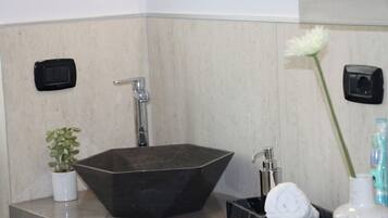 Dusche, Haartrockner, Bidet, HandtĂŒcher