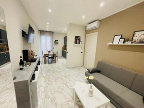 Smart TV, books - A casa di Ro - Cozy apartment in the center of Nola (Nola)