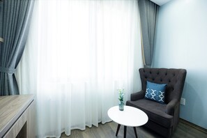 Monolocale Standard, vista città | Area soggiorno | TV