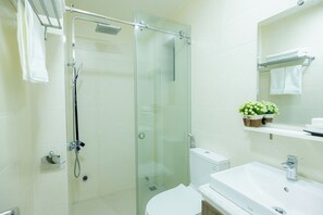 Studio, vue ville | Salle de bain | Douche, articles de toilette gratuits, sèche-cheveux