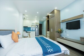 Standard Studio, City View | Living area