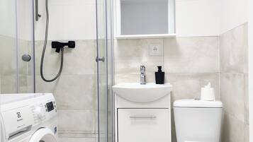 Ducha, artículos de tocador gratuitos, toallas, jabón