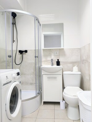 Shower, free toiletries, towels, soap - Capsule hostel Floor -1 Self Check in (Warsaw)
