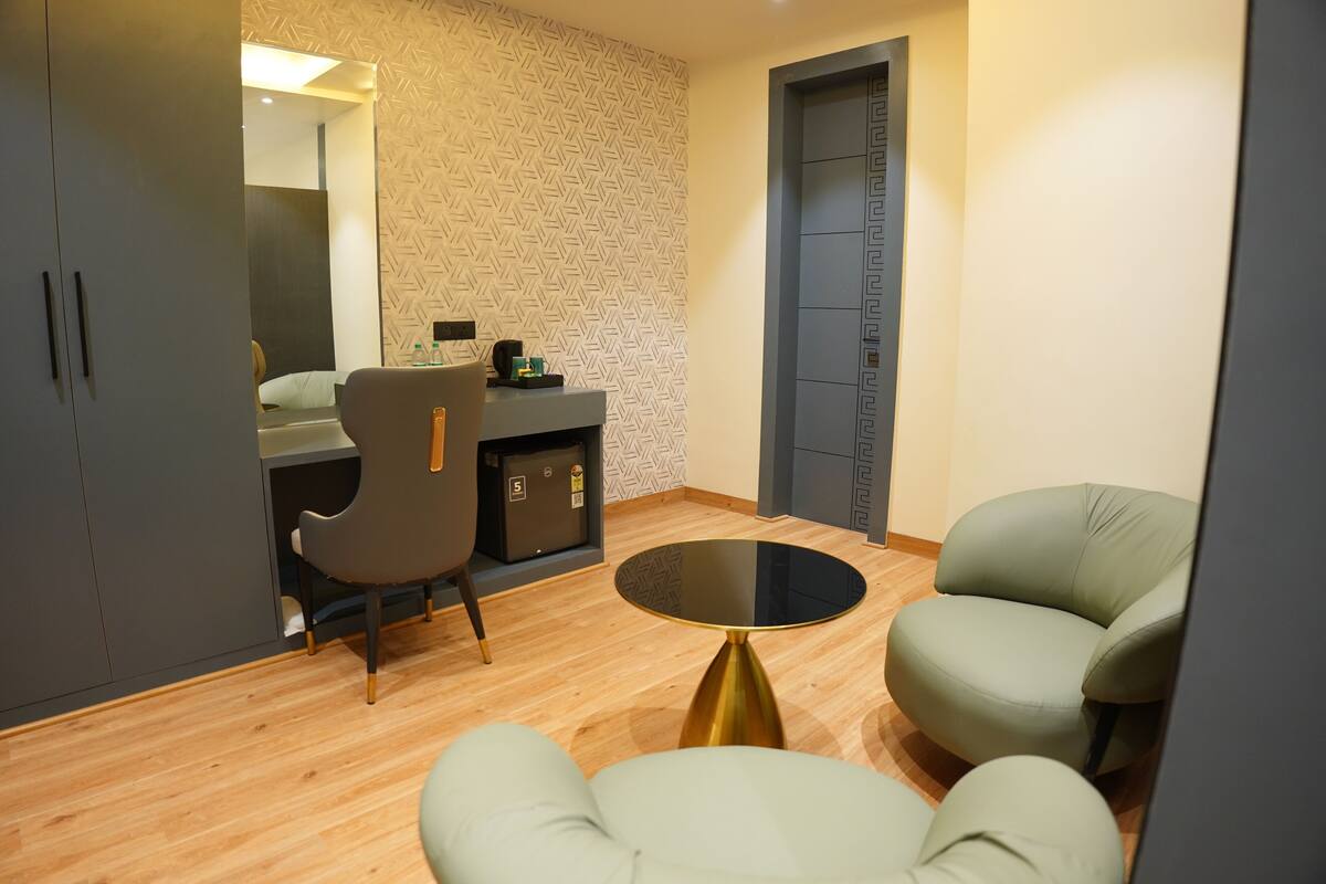 Premium bedding, minibar, desk, laptop workspace