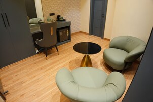 Svíta | Rúmföt af bestu gerð, míníbar, skrifborð, vinnuaðstaða fyrir fartölvur