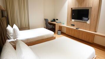 Deluxe kamer, 1 twee- of 2 eenpersoonsbedden, uitzicht op de stad | Luxe beddengoed, een minibar, een bureau, verduisterende gordijnen