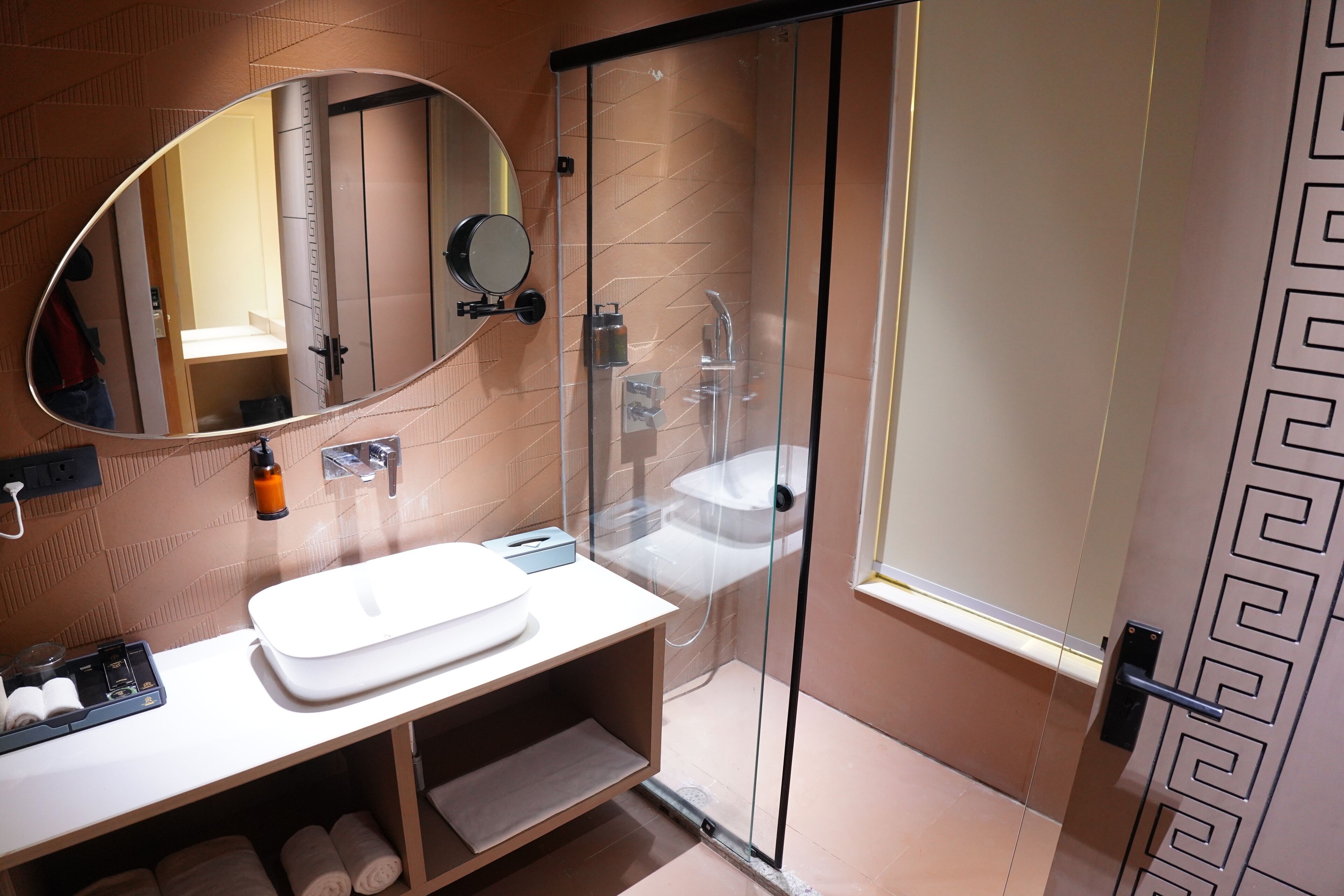 Een douche, een regendouche, een haardroger, pantoffels