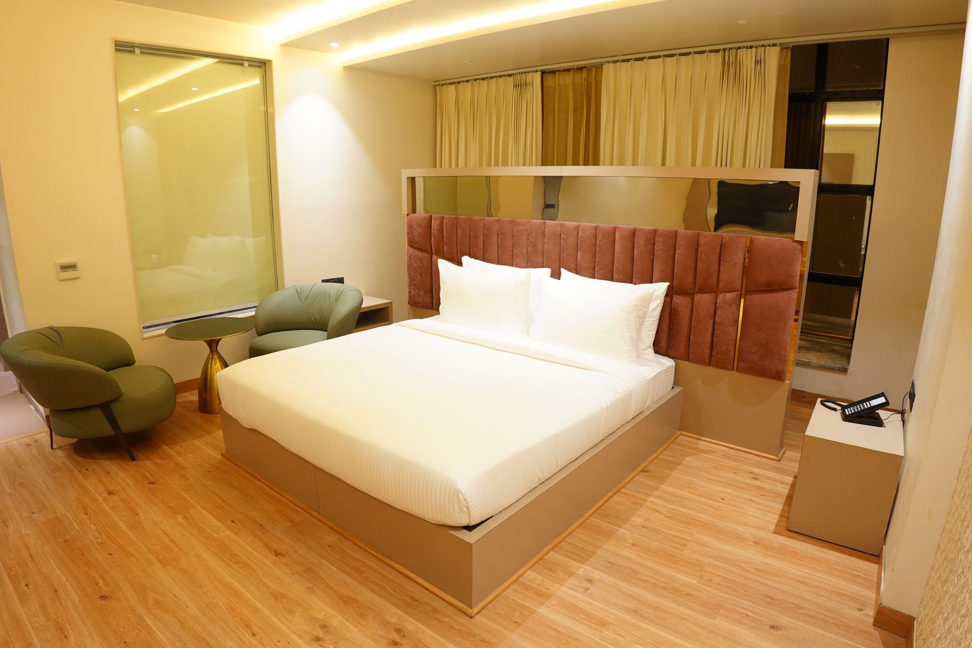 Premium bedding, minibar, desk, blackout curtains