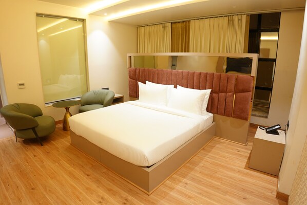 Sängtillbehör av h ögsta kvalitet, minibar och skrivbord