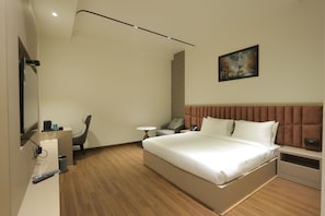 Phòng đôi Deluxe | Bộ đồ giường cao cấp, minibar, bàn 