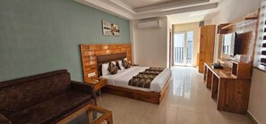 Premium bedding, down comforters, free WiFi, bed sheets - Goraksh Evana (Rishikesh)