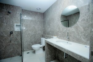 Ducha, toallas, jabón, shampoo