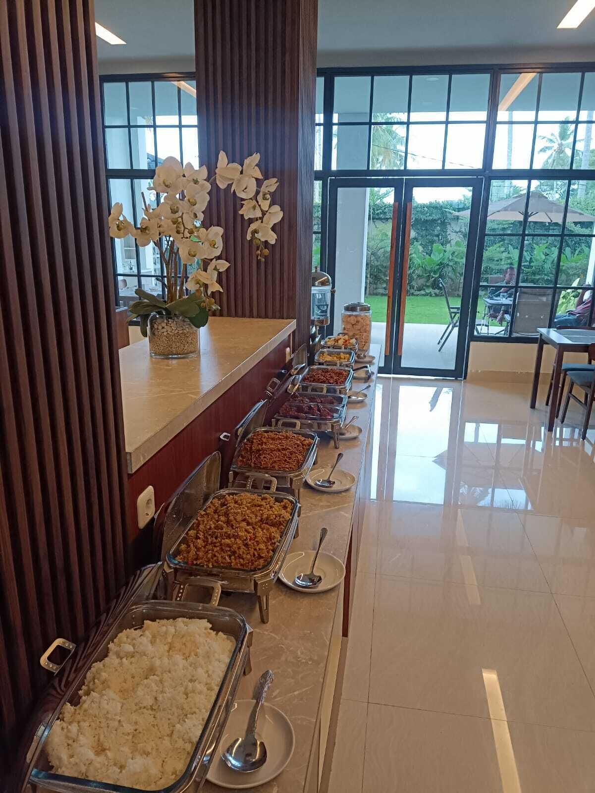 Café da manhã com buffet grátis todos os dias