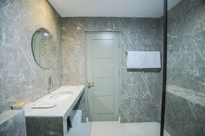 Een douche, handdoeken, zeep, shampoo