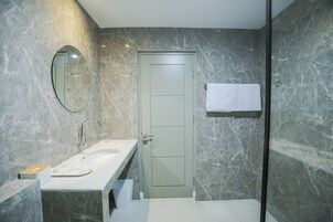 淋浴设施、毛巾、肥皂、洗发水