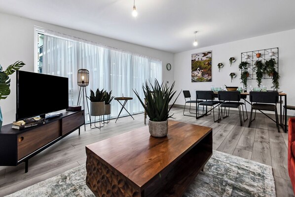 Interior - Earthy Elegance: Nature Inspired Flat in Prime Location (London)