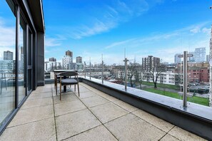 Outdoor dining - Earthy Elegance: Nature Inspired Flat in Prime Location (London)