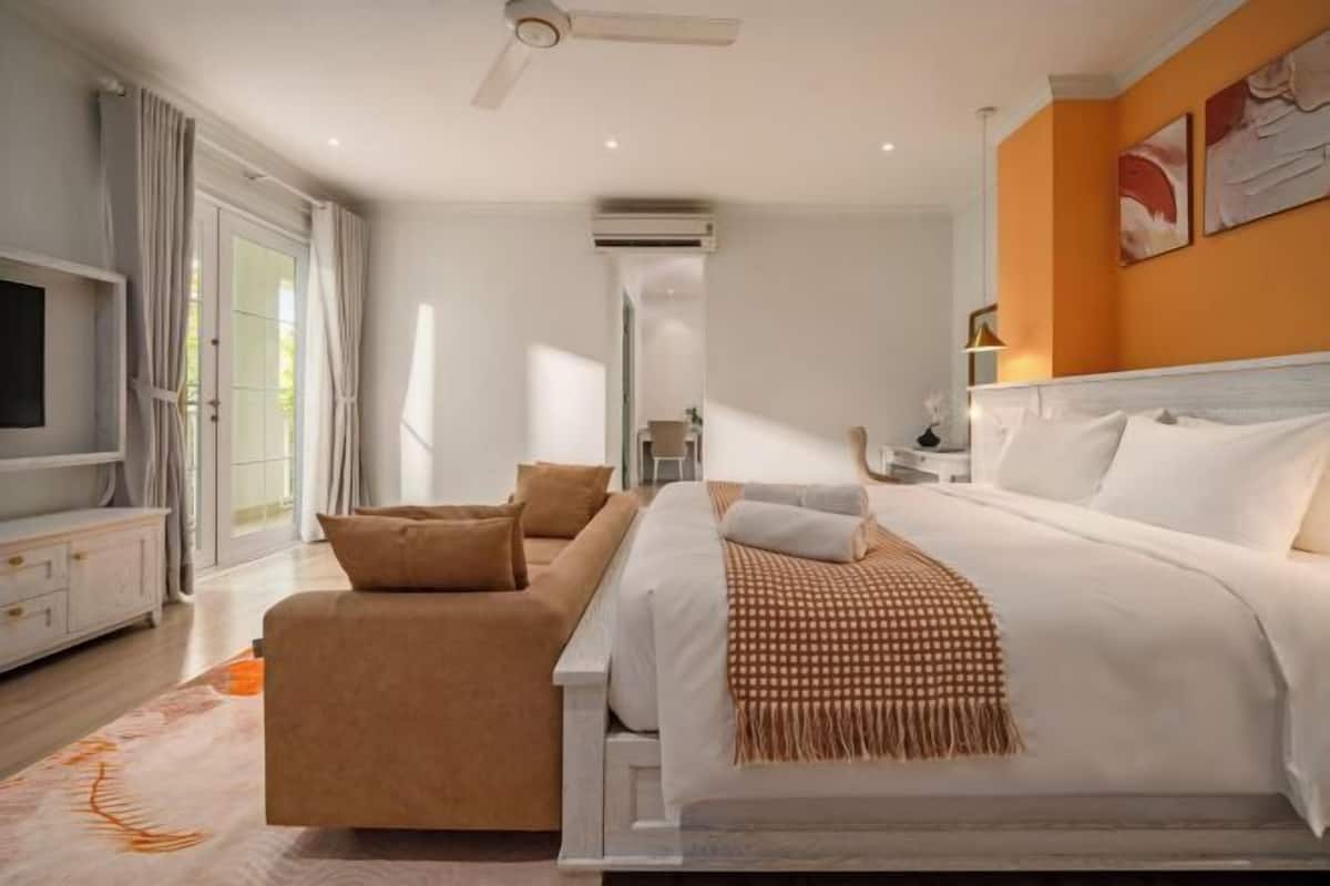 3 bedrooms, in-room safe, desk, laptop workspace