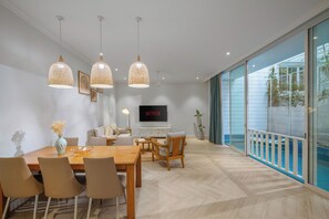 Télévision à écran plat de 55 pouces avec chaînes par câble, télévision