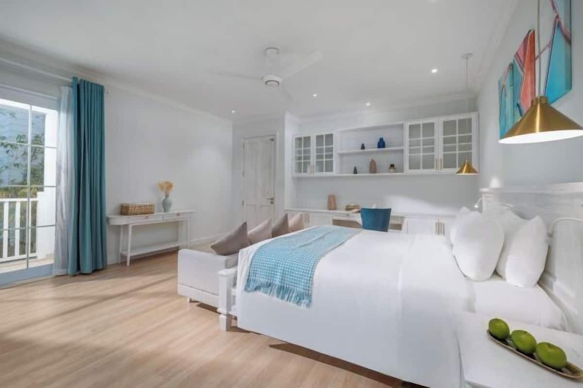 3 bedrooms, in-room safe, desk, laptop workspace