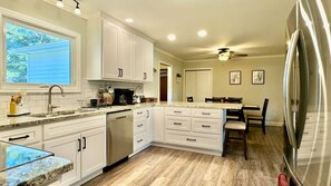 Kjøleskap, ovn, kokeplater og oppvaskmaskin